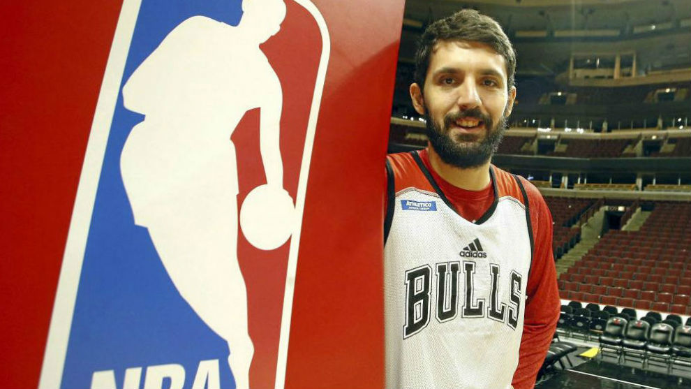 Nikola Mirotic, con la camiseta de los Bulls, junto a un escudo de la...