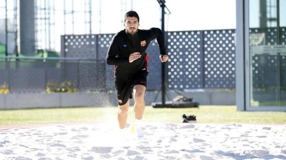 Luis Suarez tengah berlatih di pasir untuk kembali ke performa terbaik