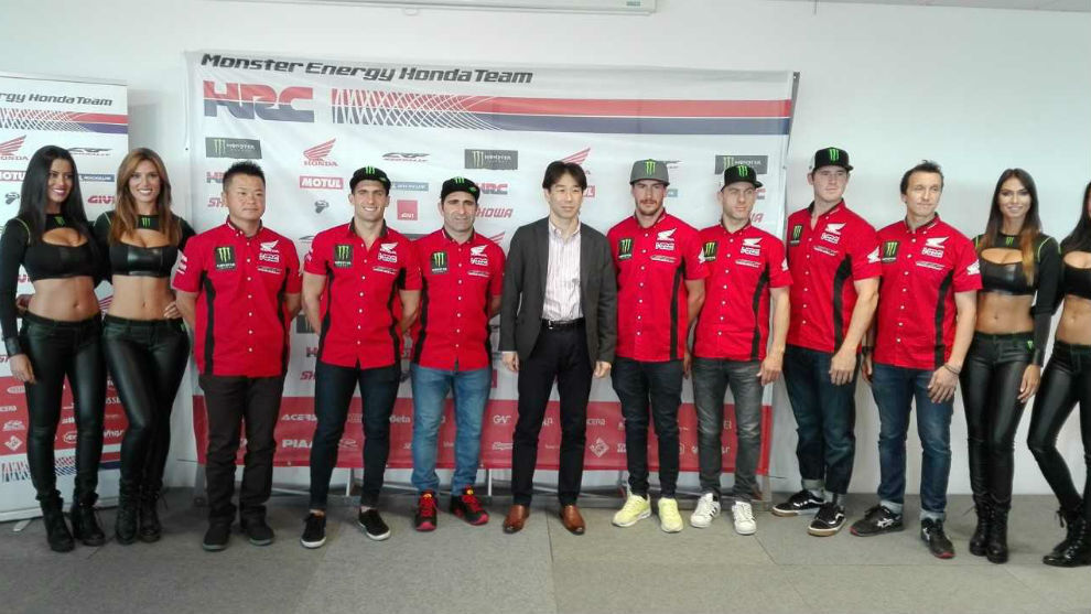 Foto de familia en la presentacin del equipo Honda para el Dakar...