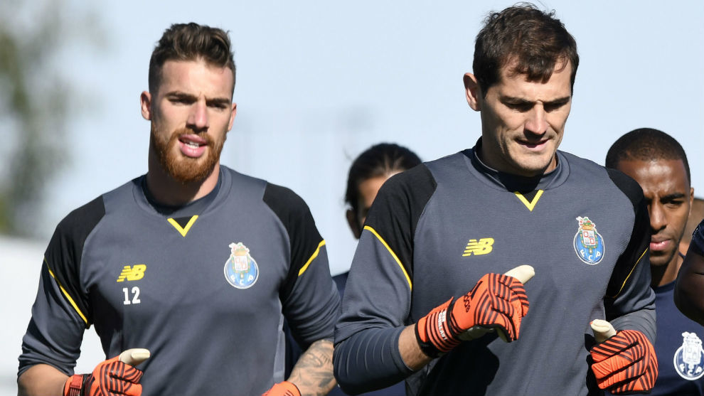 Jos S calienta junto a Iker Casillas en un entrenamiento.
