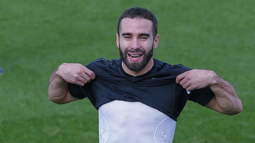 Carvajal se levanta la camiseta durante un entrenamiento del Madrid.