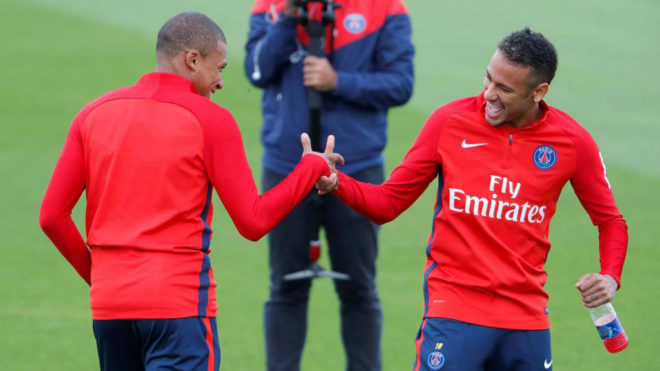 Mbapp y Neymar se saludan en un entrenamiento.