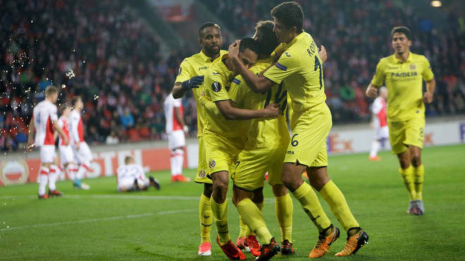 Los jugadores del Villarreal celebran un tanto ante el Slavia.