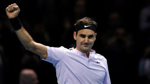 Federer levanta el brazo
