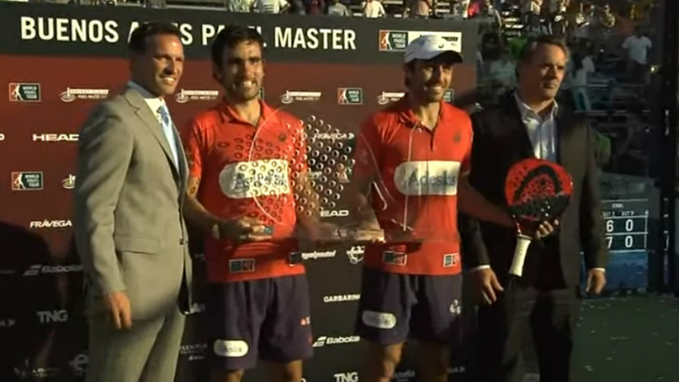 Lima y Bela, con el trofeo que los acredita como vencedores del Buenos...