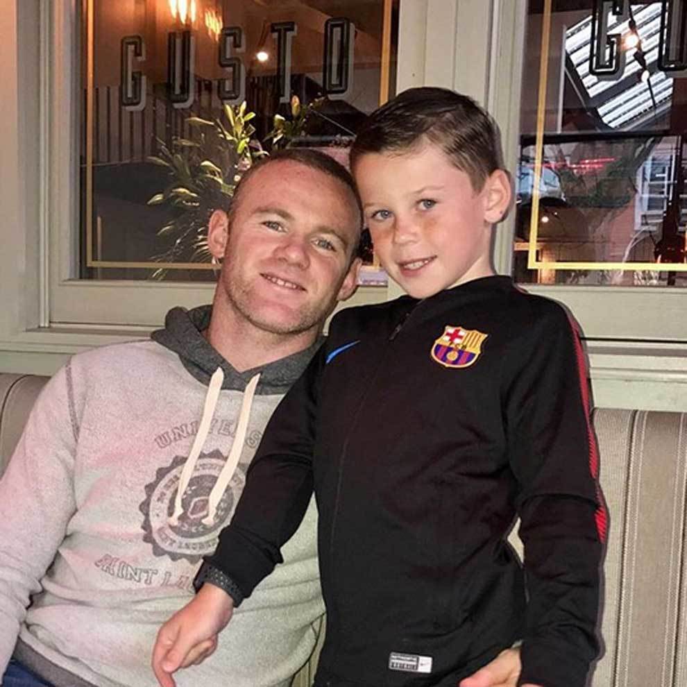 Wayne Rooney posando junto a su hijo Kai, un fiel seguidor del...