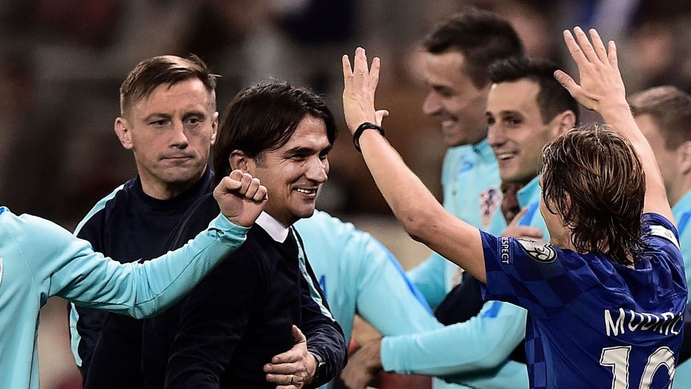 Daic celebra con Modric el triunfo ante Grecia en la repesca