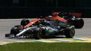 Momento en el que Hamilton adelanta a Alonso en el GP de Brasil