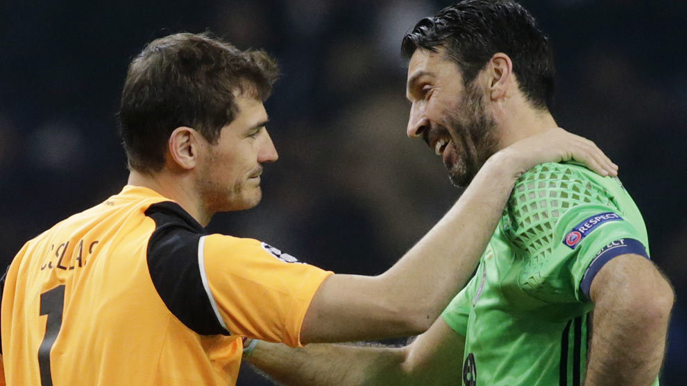 Casillas habla con Buffon tras un Juve-Oporto de la pasada temporada.