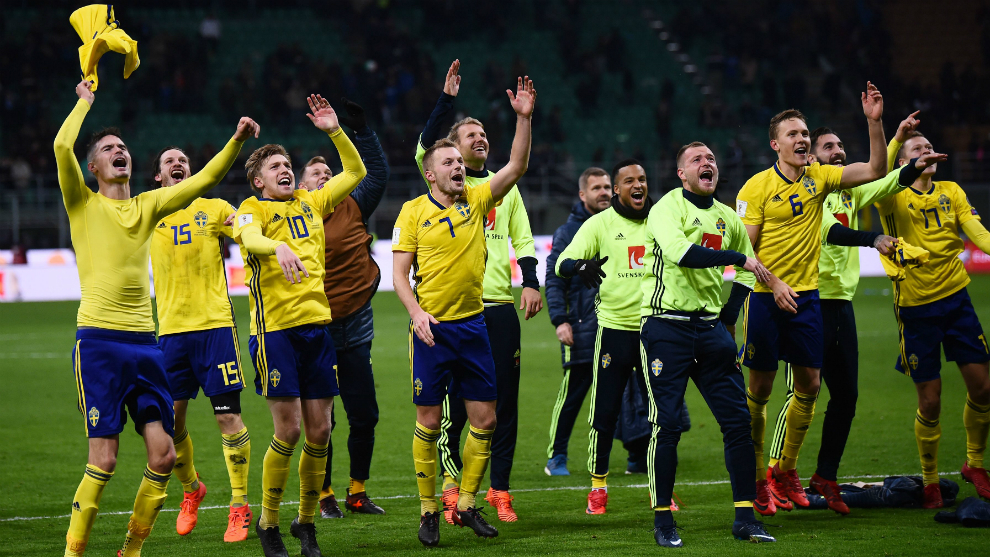 Los futbolistas suecos celebran su pase al Mundial 2018