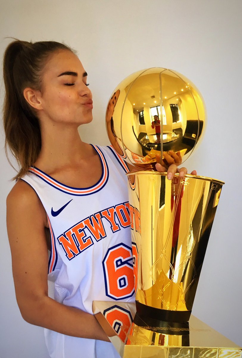 La famosa modelo Robin Holzken con la camiseta de los Knicks de...