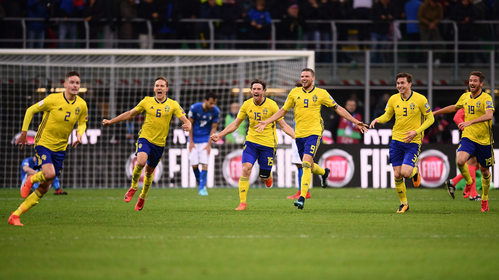 Los futbolistas suecos celebran el pase frente a Italia.