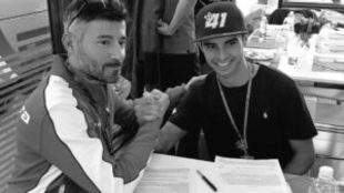 Biaggi, con Marc Garca durante la firma del contrato.