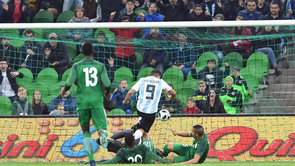 Agero se anticipa para marcar el segundo gol de Argentina.