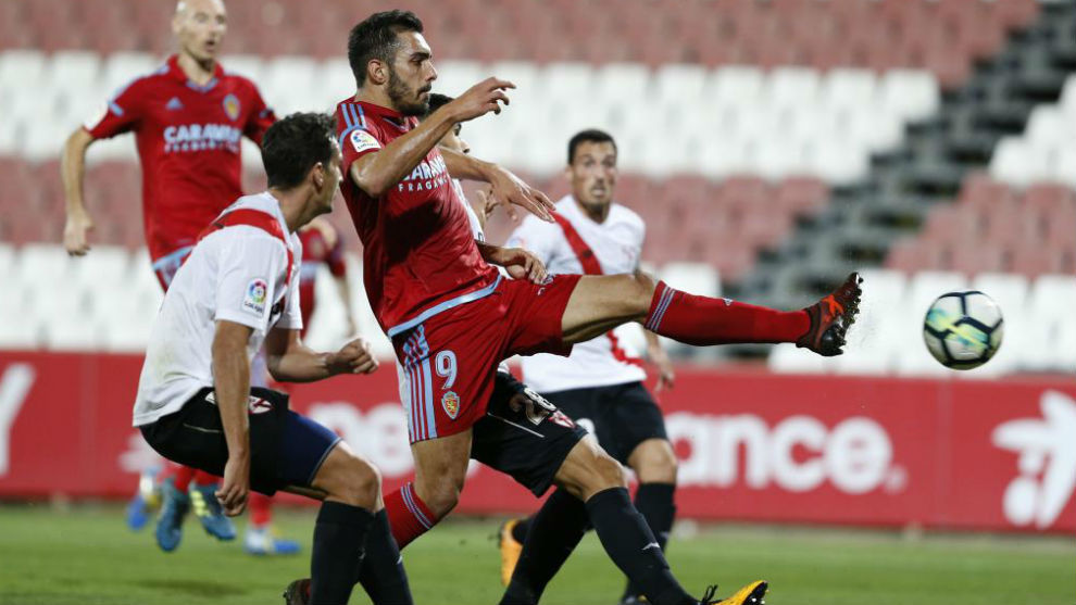 Borja Iglesias remata en el partido ante el Sevilla Atltico.