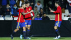 Ceballos, Vallejo y Aaron celebran uno de los goles de Espaa.