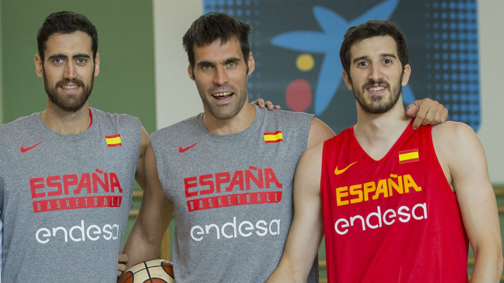 Sastre, San Emeterio y Vives, jugadores del Valencia Basket, con la...
