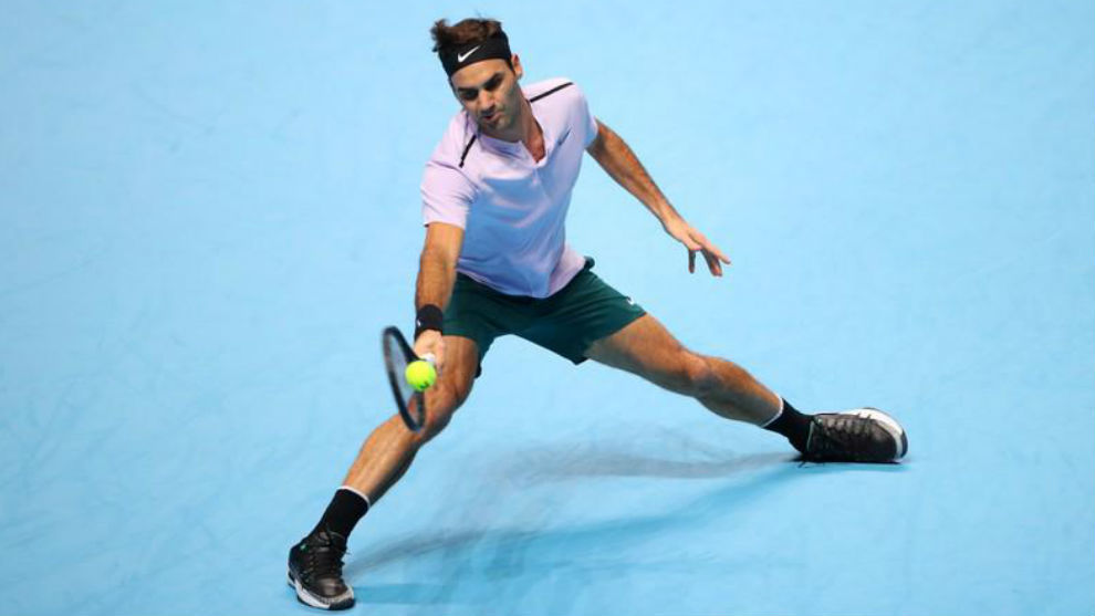 Federer se desliza para llegar a una pelota
