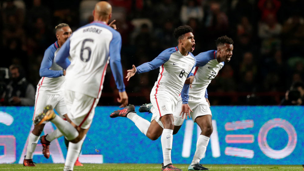 Estados Unidos celebra un gol en partido amistoso ante Portugal