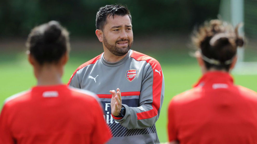 Pedro Martnez, en un entrenamiento con el Arsenal femenino.