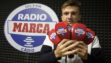 Salvi (26) posa con micrfonos en el estudio de Radio Marca Cdiz.