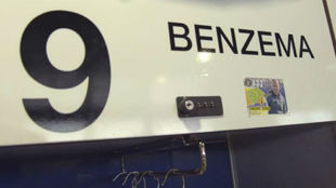 El cromo de Zidane en la taquilla de Benzema