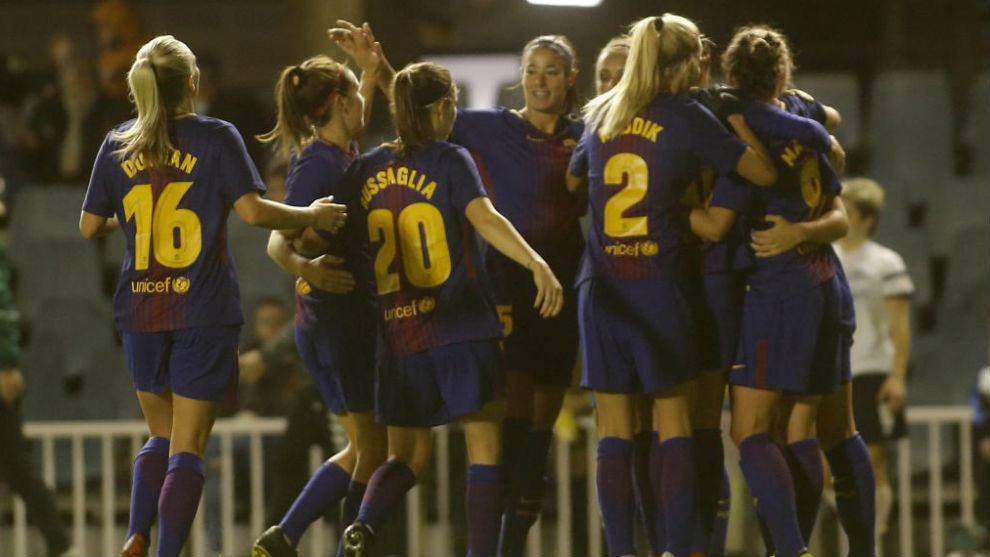 Las jugadoras del Barcelona celebran un gol ante el Gintra en el Mini...