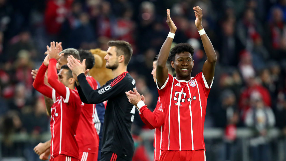 Los jugadores del Bayern despidiendo a su pblico tras la victoria...
