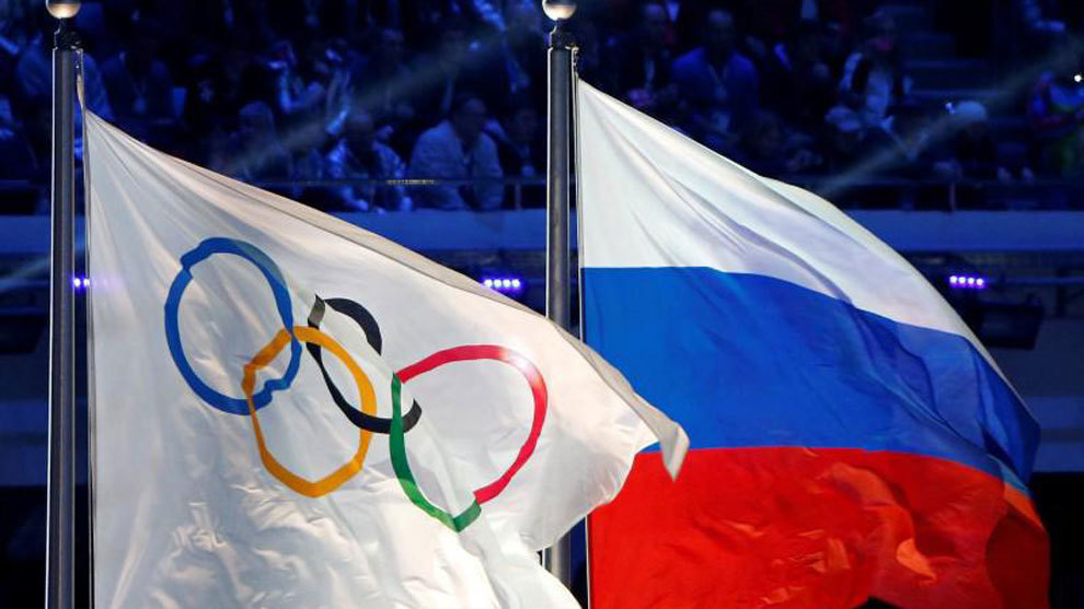 La bandera olmpica y la rusa en Sochi 2014.