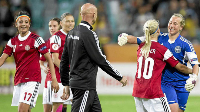 Las jugadoras de la seleccin danesa se felicitan tras un triunfo.