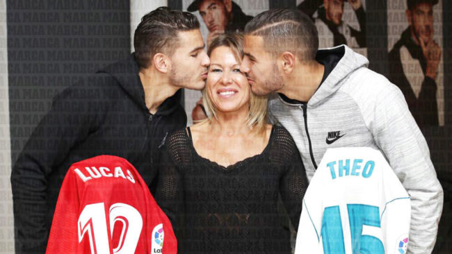 Lucas y Theo besan a su madre