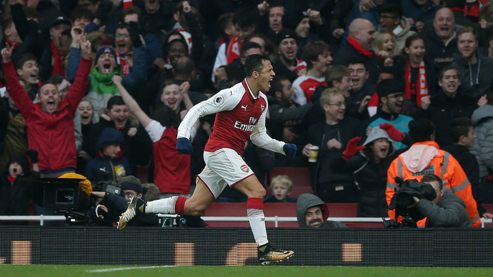 Alexis corre a celebrar el 2-0 del Arsenal.