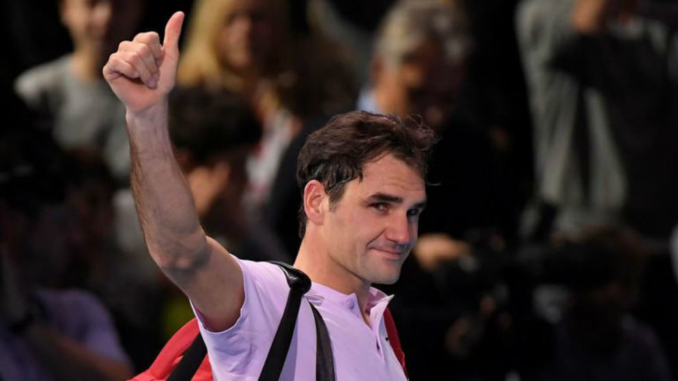 Federer saluda a la grada