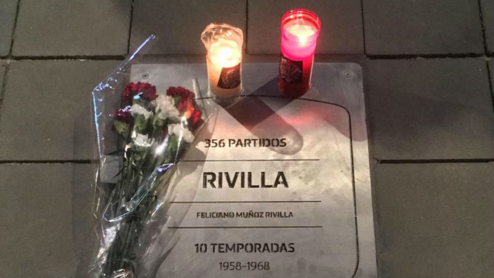 La placa de Rivilla, con flroes y velas.