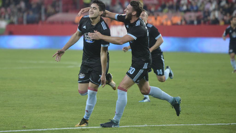 Maxi Gmez celebra su gol al Sevilla