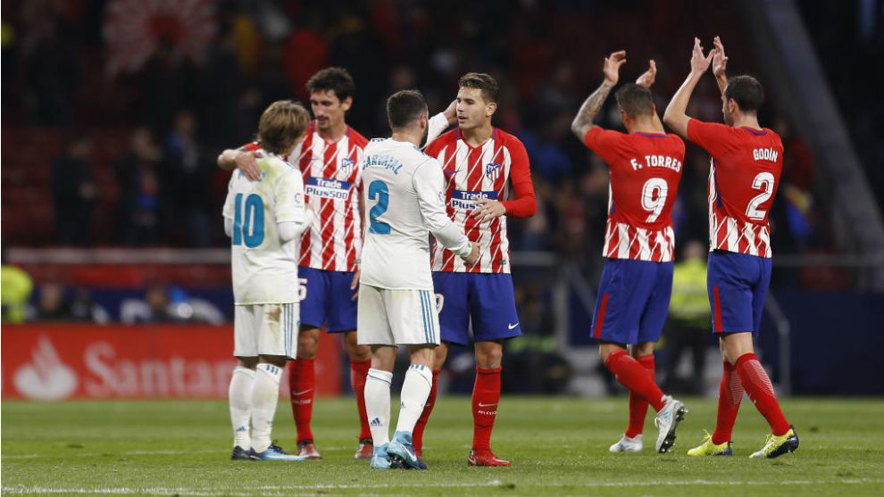 Los jugadores del Atltico saludan a los del Real Madrid tras el...