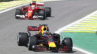 Daniel Ricciardo (Red Bull), delante de Sebastian Vettel (Ferrari) en...