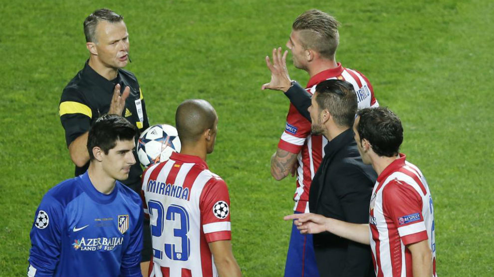 SImeone y sus jugadores protestan a Kuipers en la final de Lisboa.