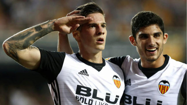 Santi Mina y Gedes, celebran un gol del Valencia esta temporada.