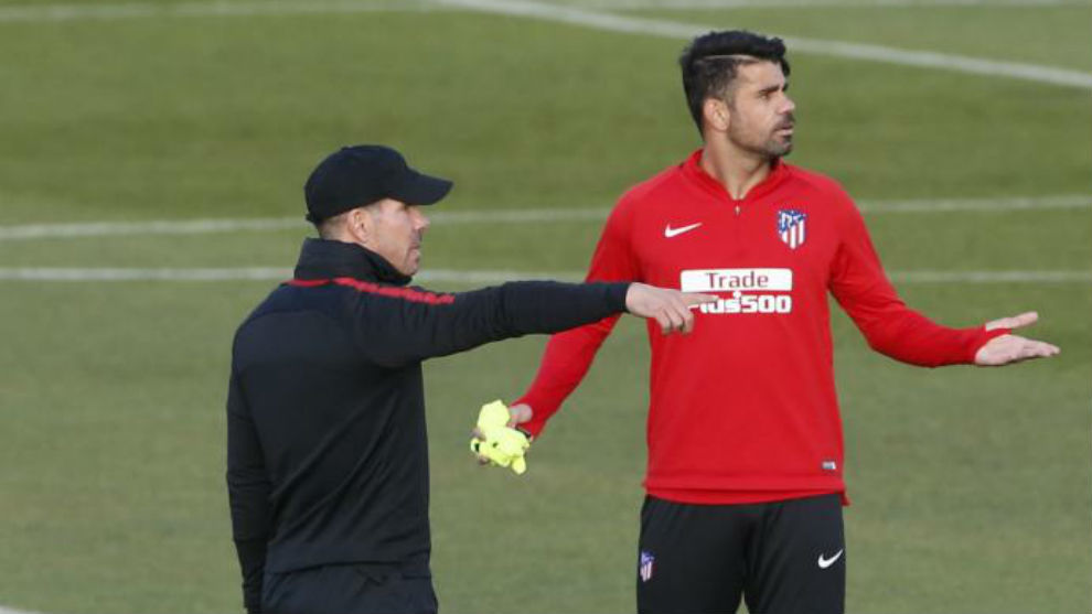 Costa, junto a Simeone en un entrenamiento.