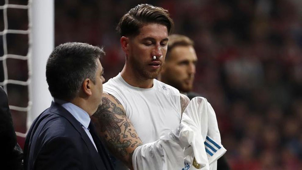 Sergio Ramos, con algodones en la nariz tras la patada de Lucas