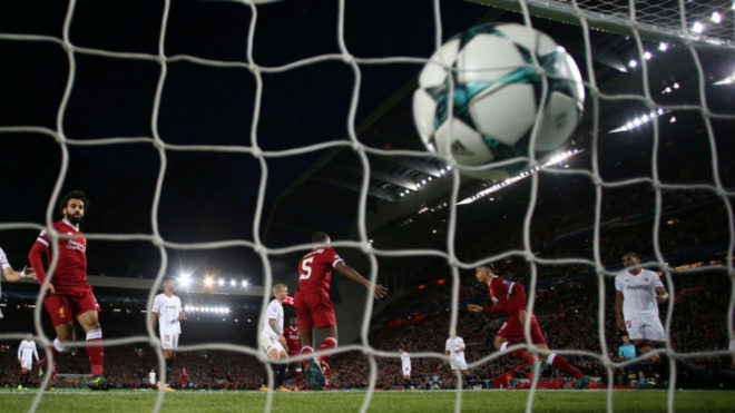 Firmino marca un gol del Liverpool al Sevilla en la ida.