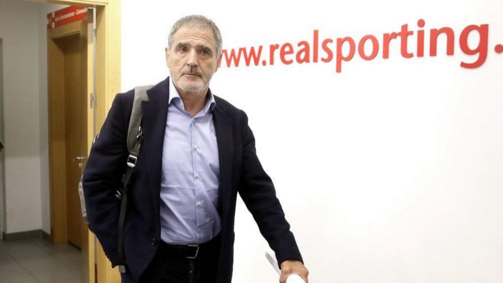 Paco Herrera (61) dentro de las instalaciones del Sporting.