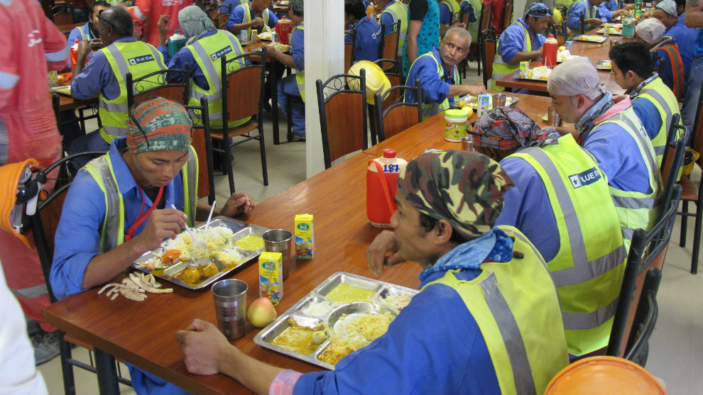 Los trabajadores de Qatar 2022, durante un parn para comer.