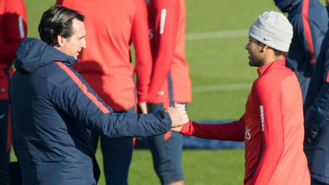 Emery saluda a Neymar en un entrenamiento reciente.