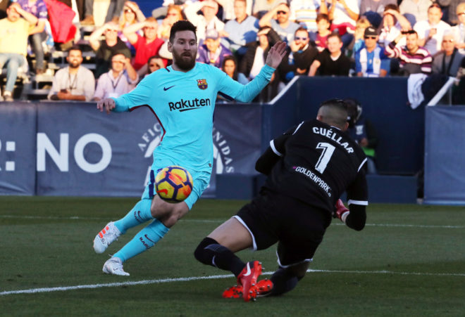 Leo Messi intenta sin xito batir a Cullar, portero del Legans