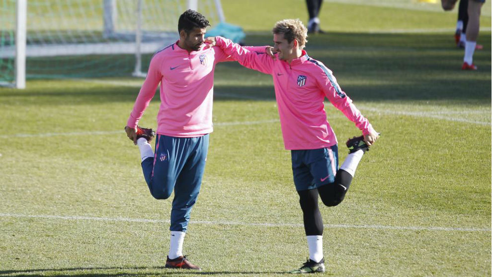 Diego Costa y Griezmann en el entrenamiento previo al partido frente a...