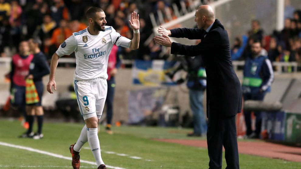 Benzema celebra un gol con Zidane