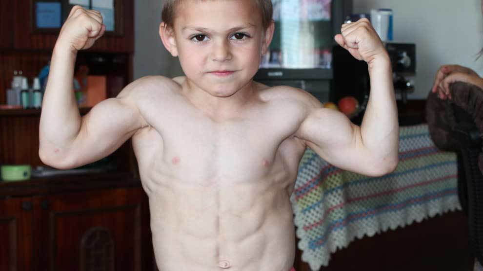 Giuliano Stroe es un gimnasta, boxeador y culturista rumano de apenas...