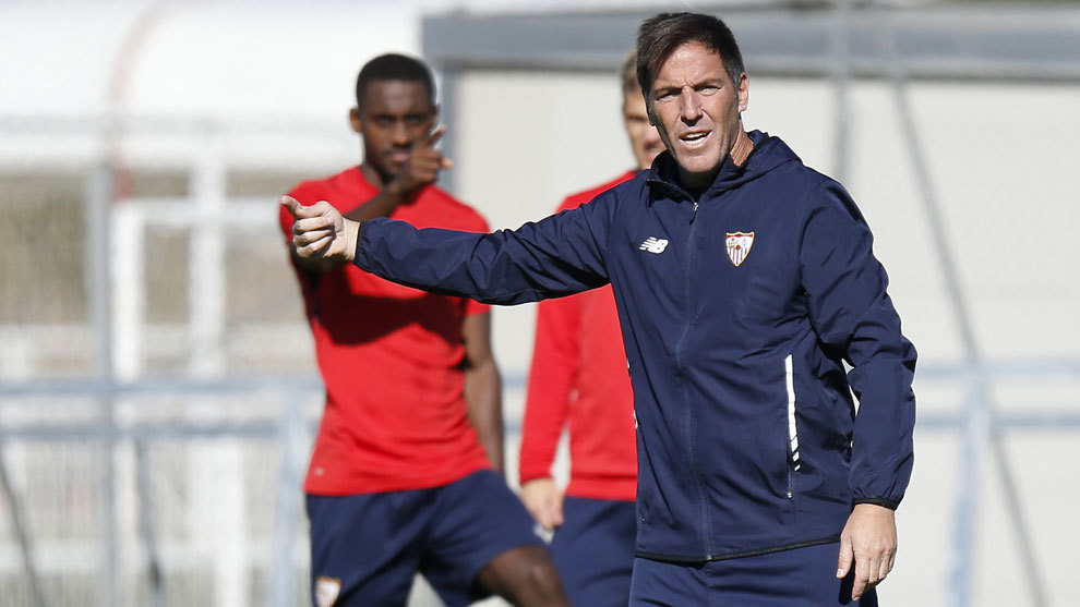 Berizzo dirige un entrenamiento del Sevilla